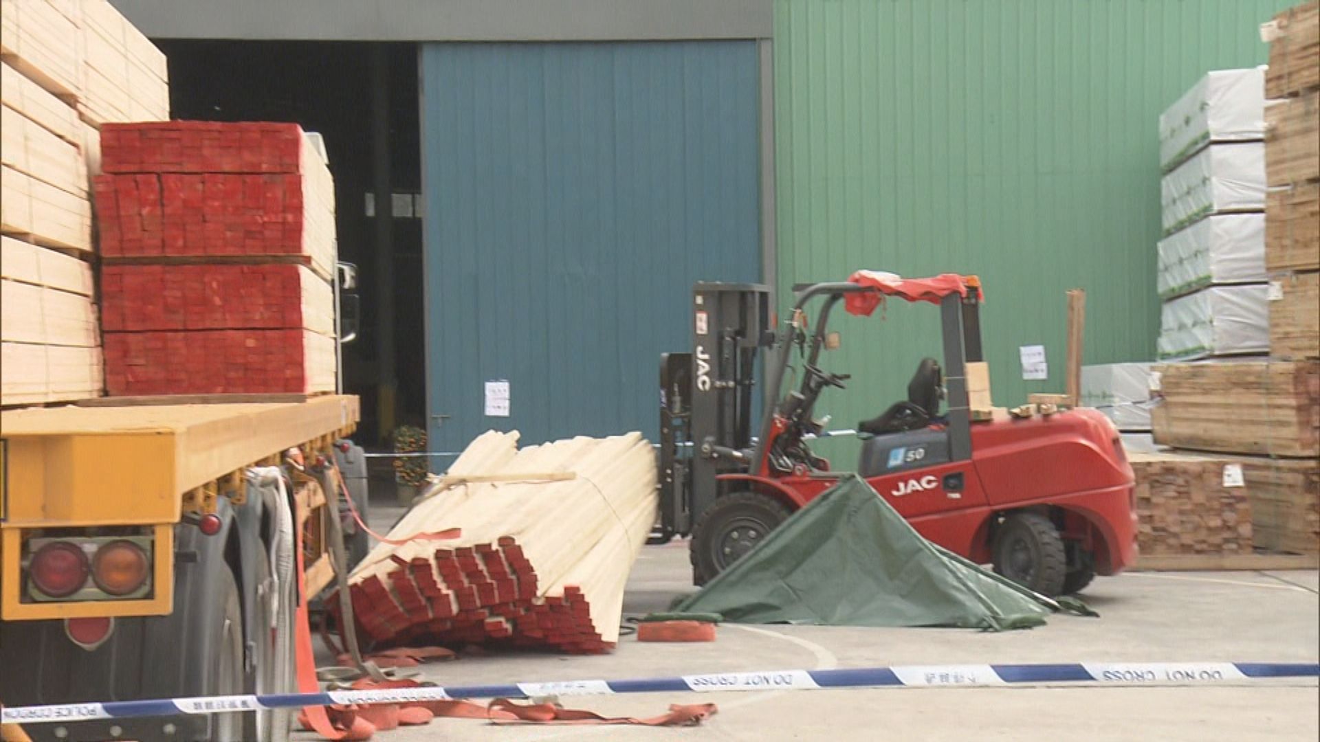 男司機上水木廠疑遭150條木條擊斃 家屬斥僱主不負責任無跟進