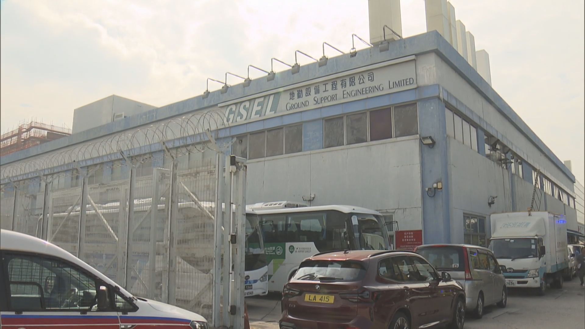 機場有工人被十噸重升降台壓倒 當場死亡