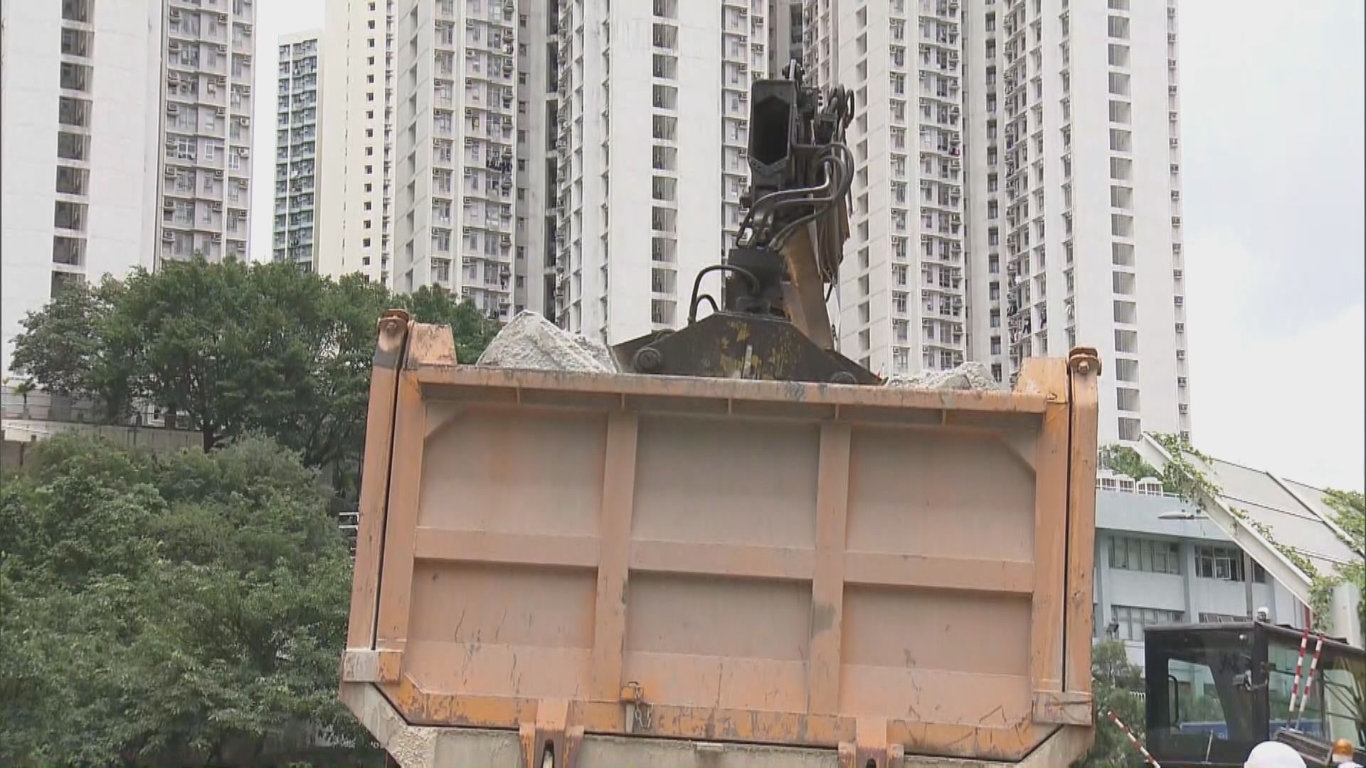 觀塘地盤男工從2米高夾斗車墮地昏迷