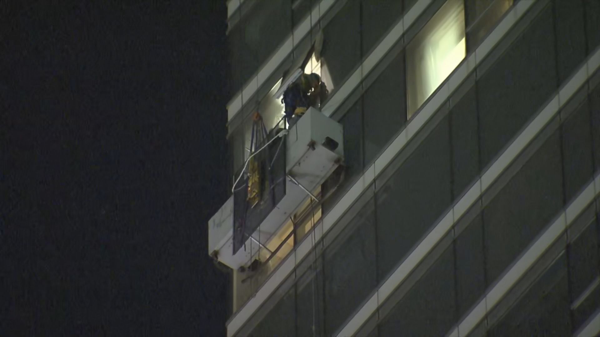 油麻地疑吊船故障 兩工人被困高處