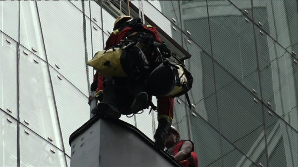 中環兩工人被困吊船由消防救下