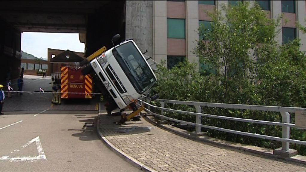 荃灣吊臂工程車翻側兩工人墮坡