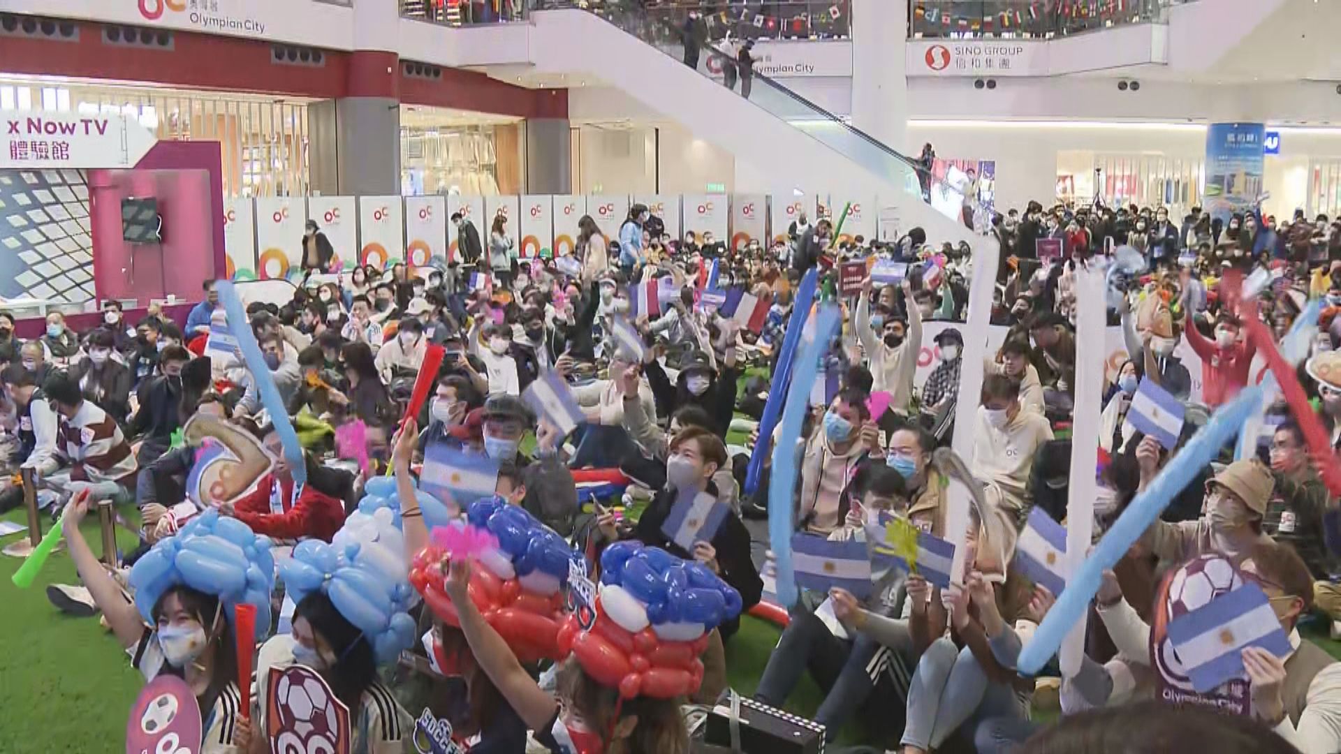 本港有商場直播世界盃決賽　數百球迷到場盼見證愛隊奪冠