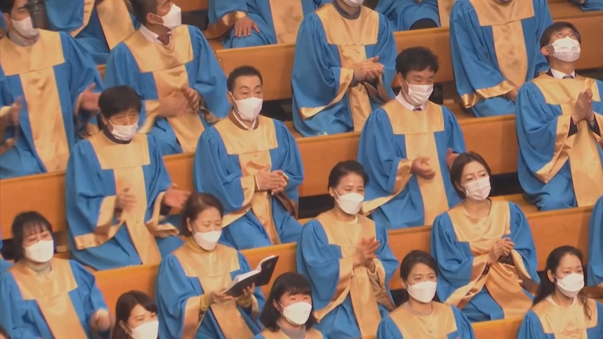 新冠疫情下各地慶祝聖誕不忘防疫