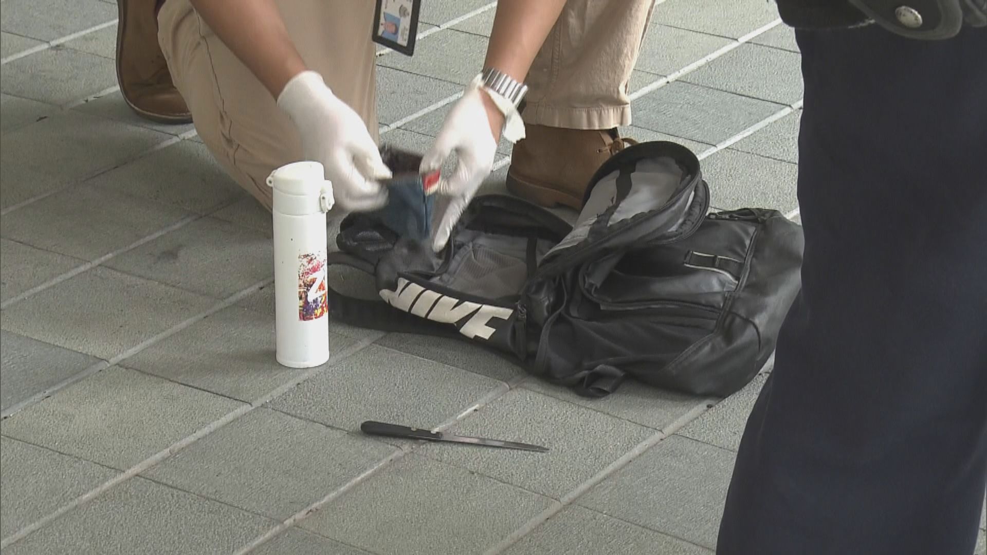 政總天橋持刀傷人案 17歲男子被捕兩保安受傷