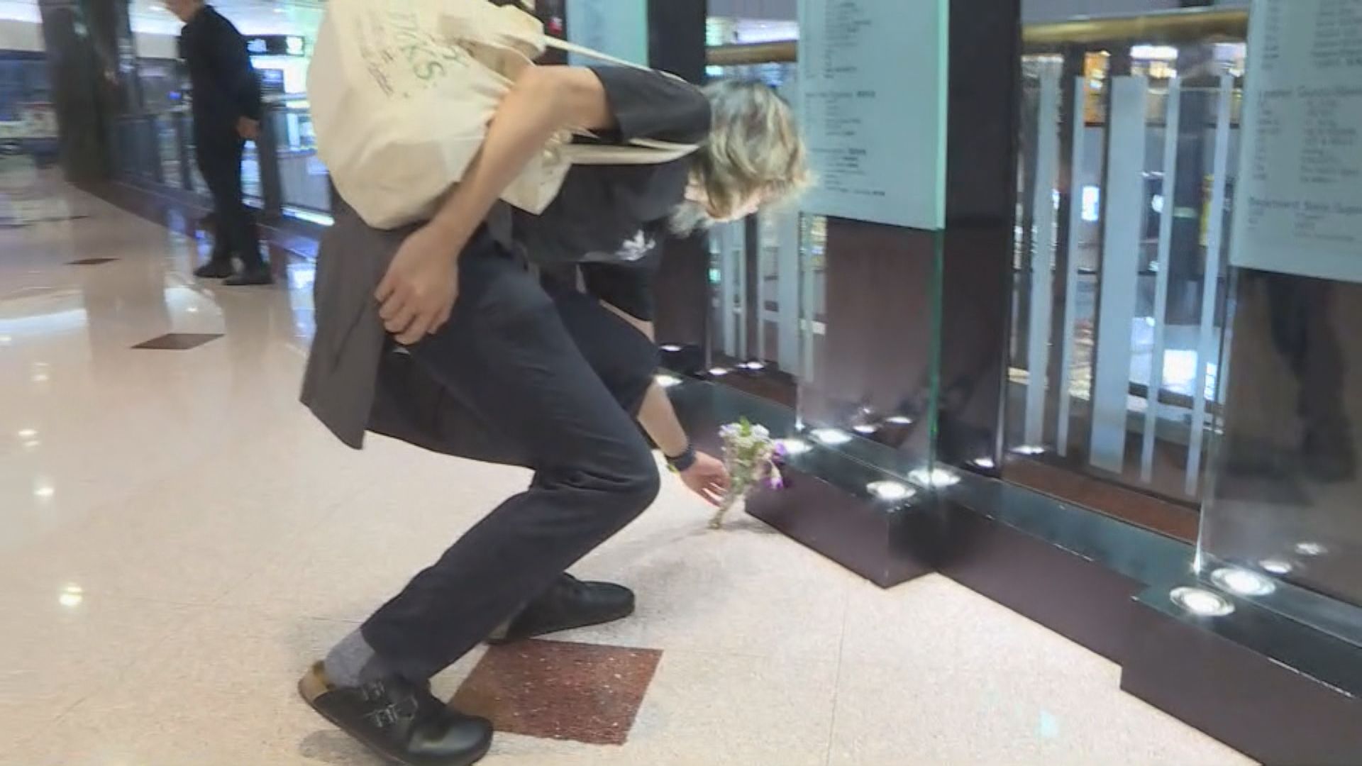 有市民到荷里活廣場 放白花悼念死者