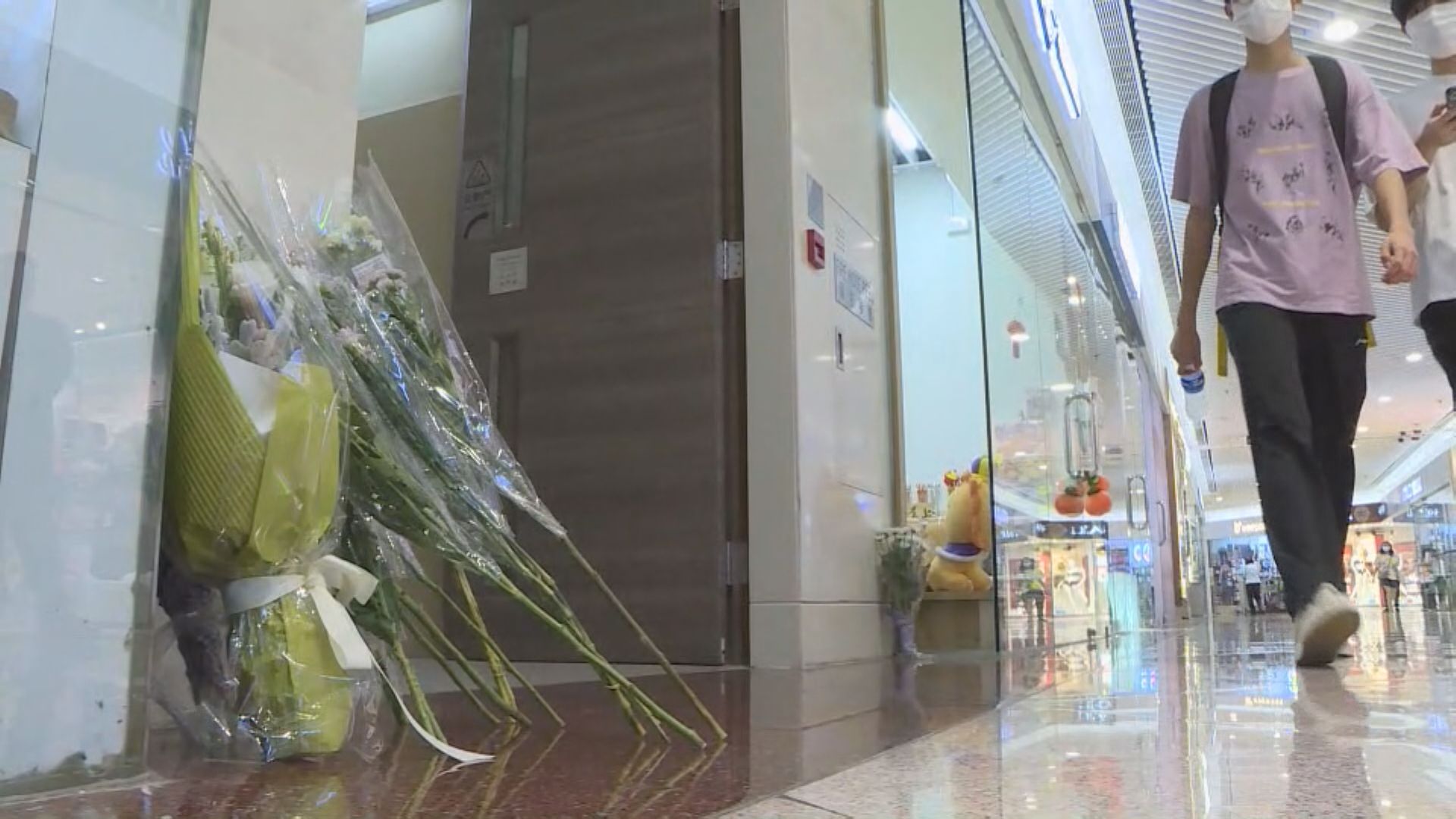 【荷里活廣場謀殺案】市民獻花悼念死者 李家超向死者家人致慰問