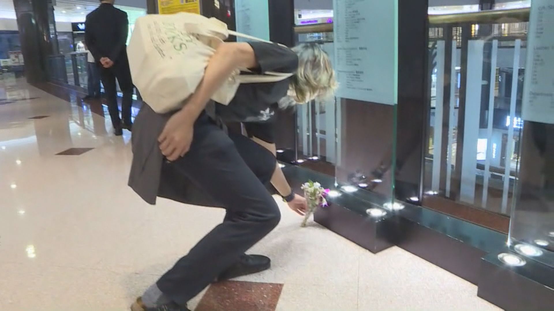 【荷里活廣場謀殺案】市民獻花悼念死者