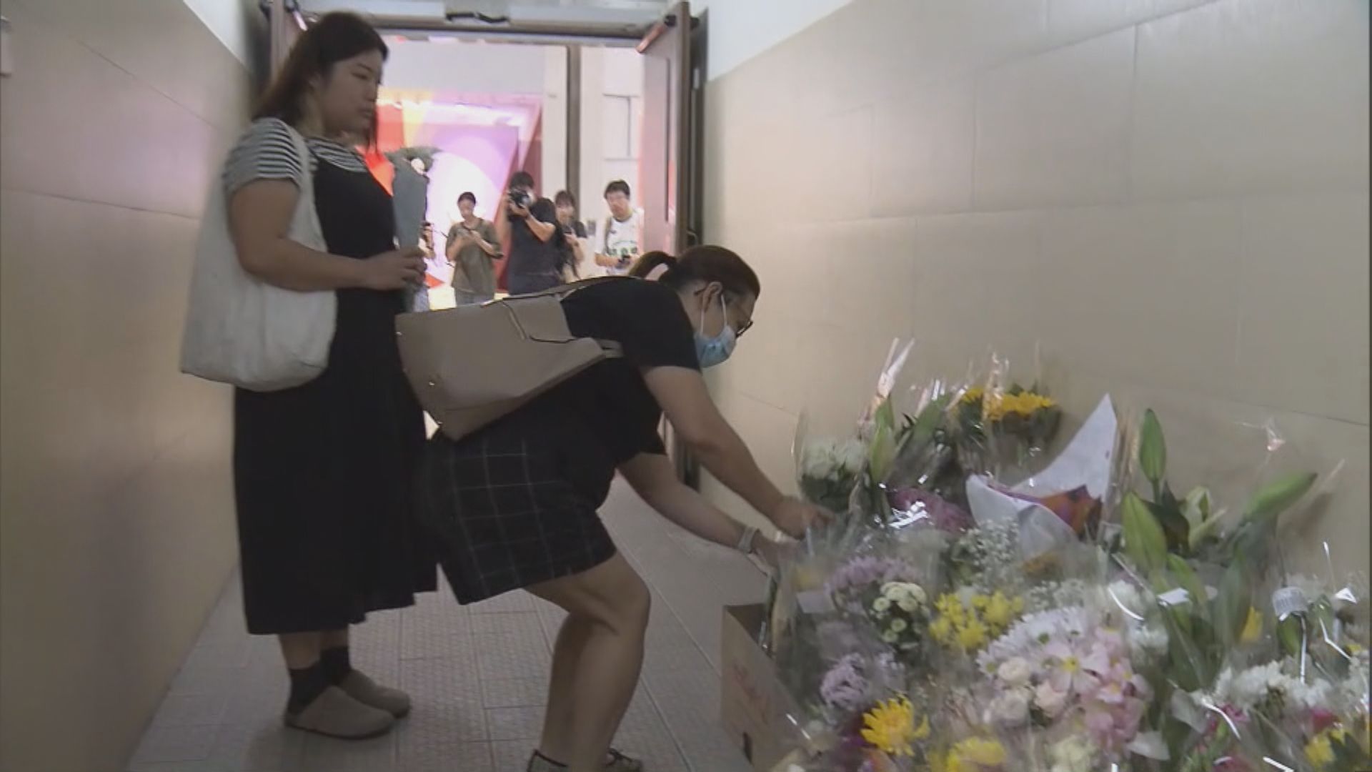 【荷里活廣場謀殺案】市民續獻花悼死者 學者倡善用社工支援精神病人