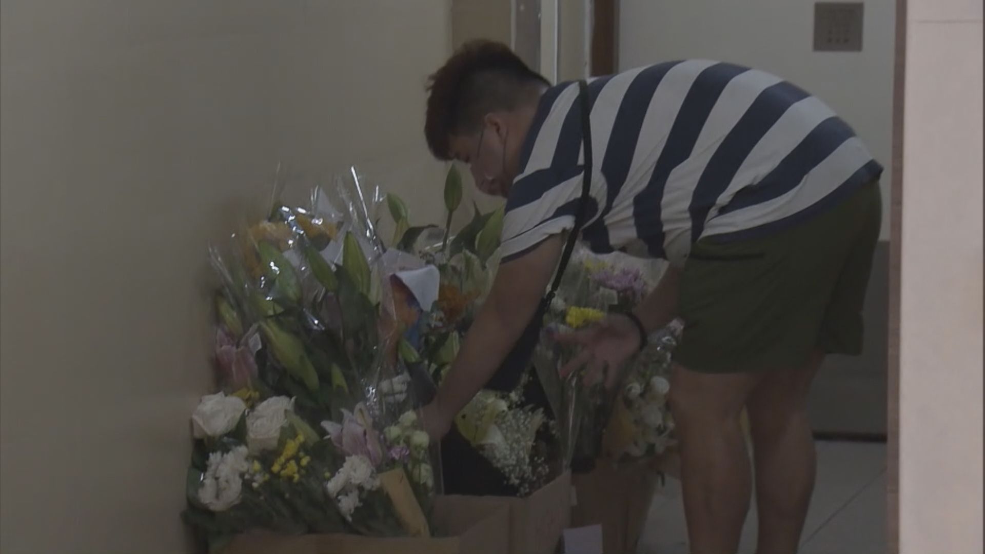 【荷里活廣場謀殺案】市民續獻花悼死者 學者倡善用社工支援精神病人