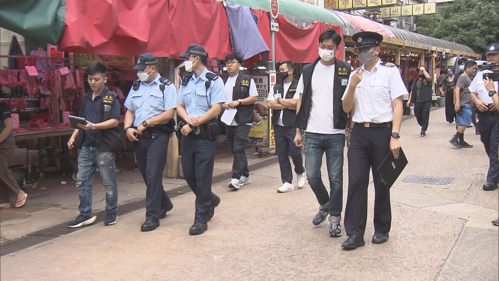 警方聯同食環署 到牛池灣街市打擊阻街