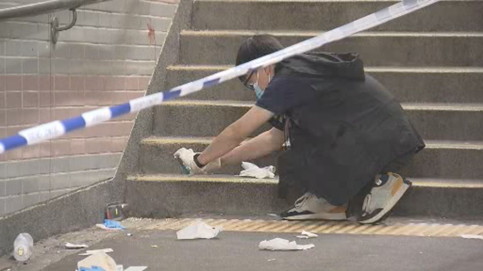 女子於港鐵彩虹站出口被人用刀斬傷