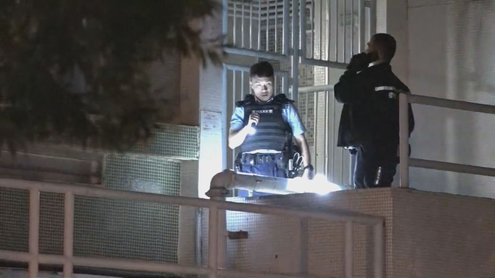 大圍美林邨傷人案 一女子被刀傷大腿 警追緝涉案男子