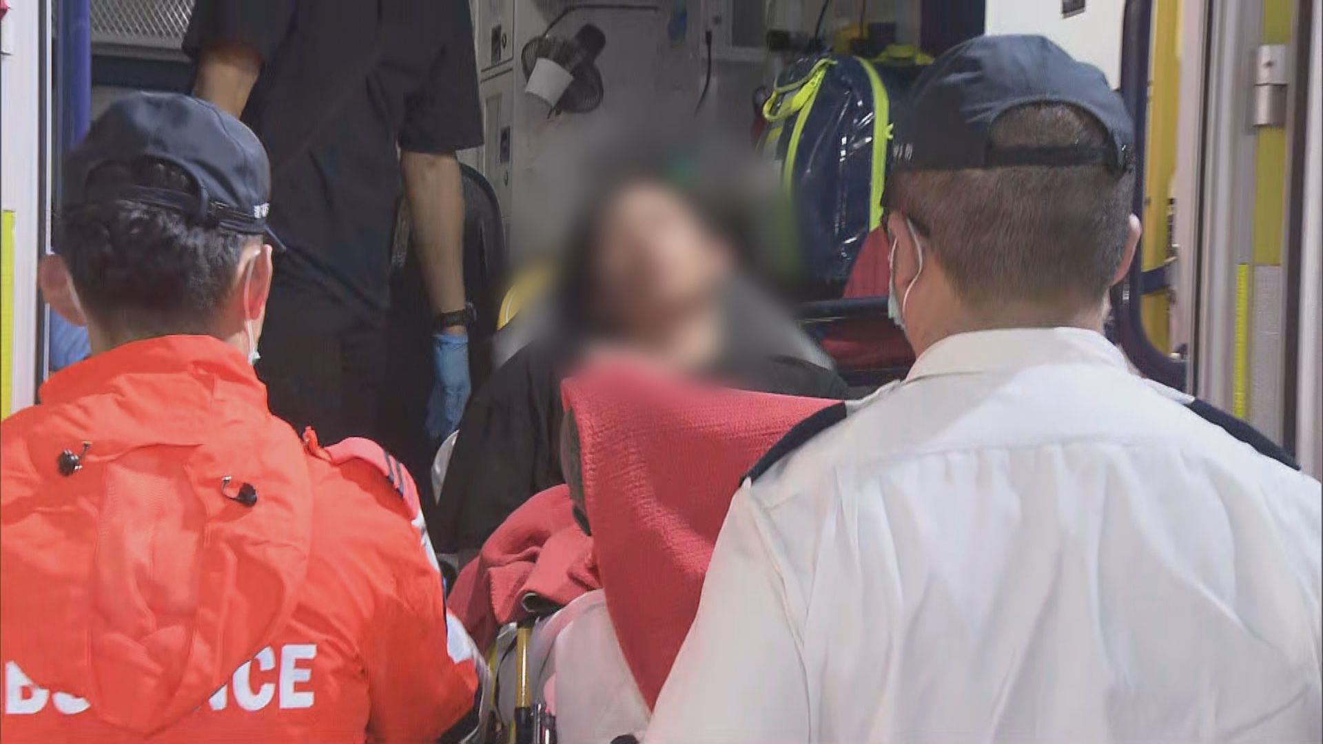 青衣傷人疑兇被噴胡椒噴霧制服與事主送院