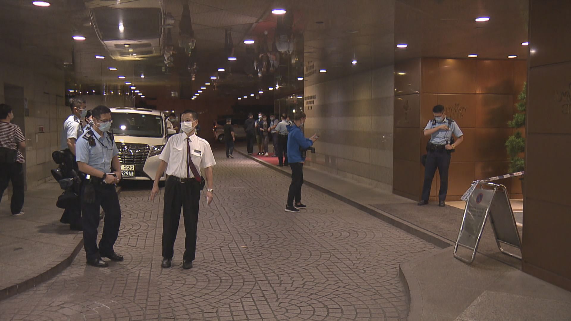 灣仔兩漢遇襲中刀　消息指為內地富商錢峰雷及助理