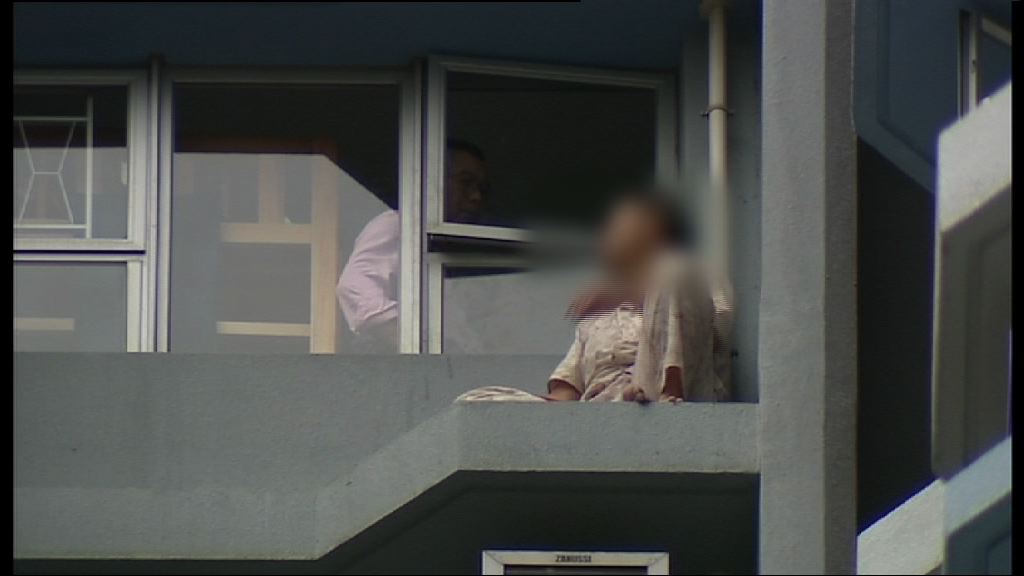 天水圍男子斧頭傷妻後爬出窗外與警對峙