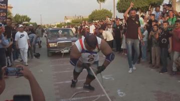 埃及摔角手拉動20輛車挑戰健力士世界紀錄