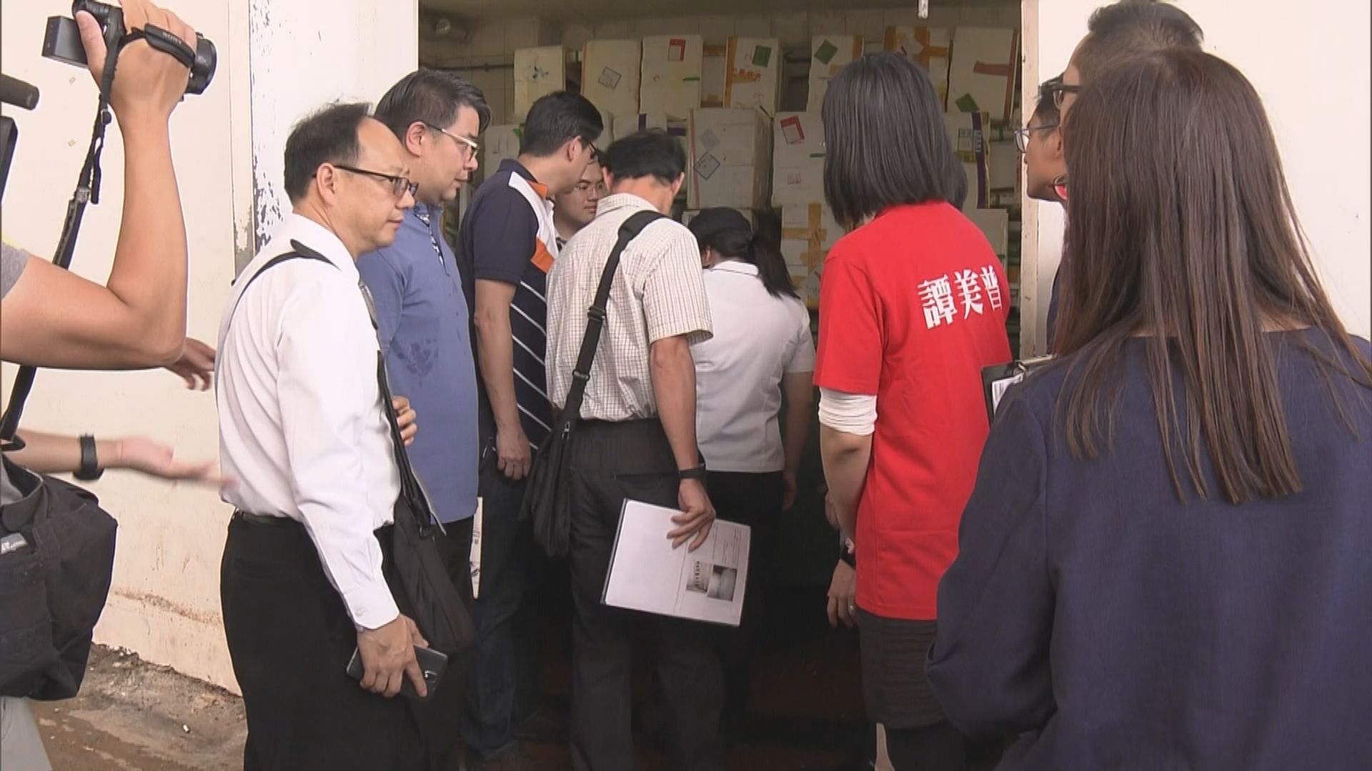 區議會與食環署巡視彩雲邨鼠患黑點