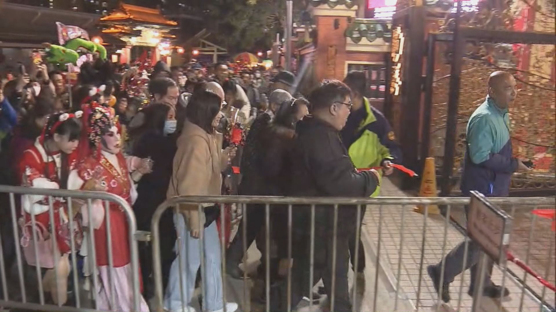 黃大仙祠通宵開放 大批善信等候上頭炷香