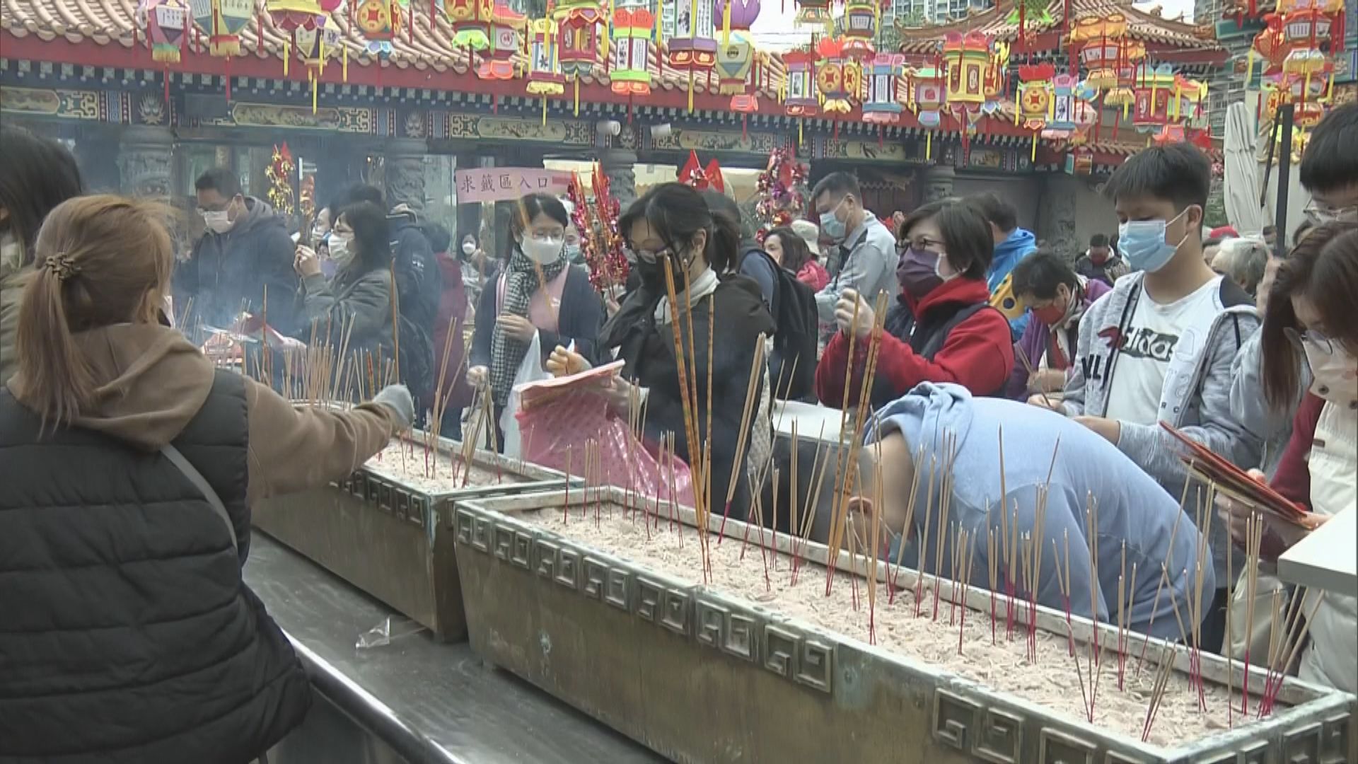 嗇色園黃大仙祠重開　善信為新一年祈福