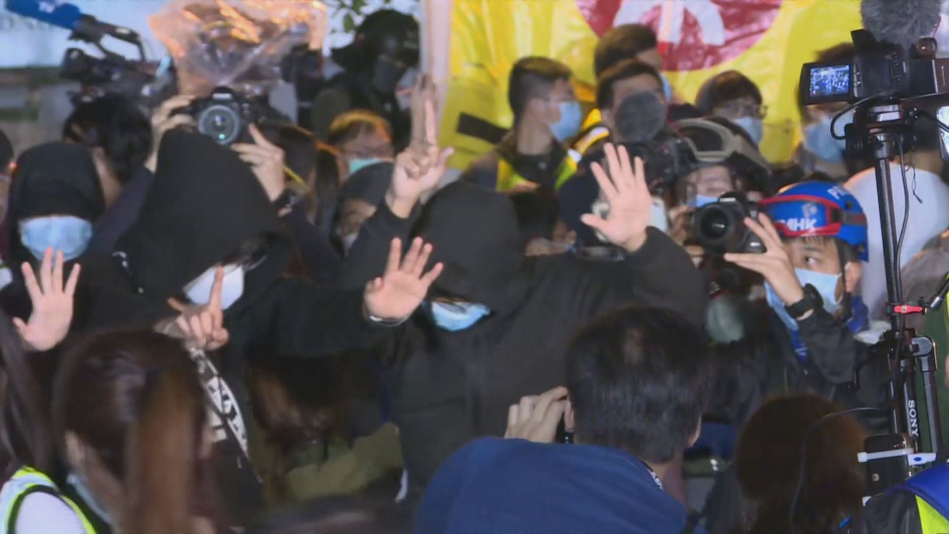 防暴警察在黃大仙祠外帶走一名男子