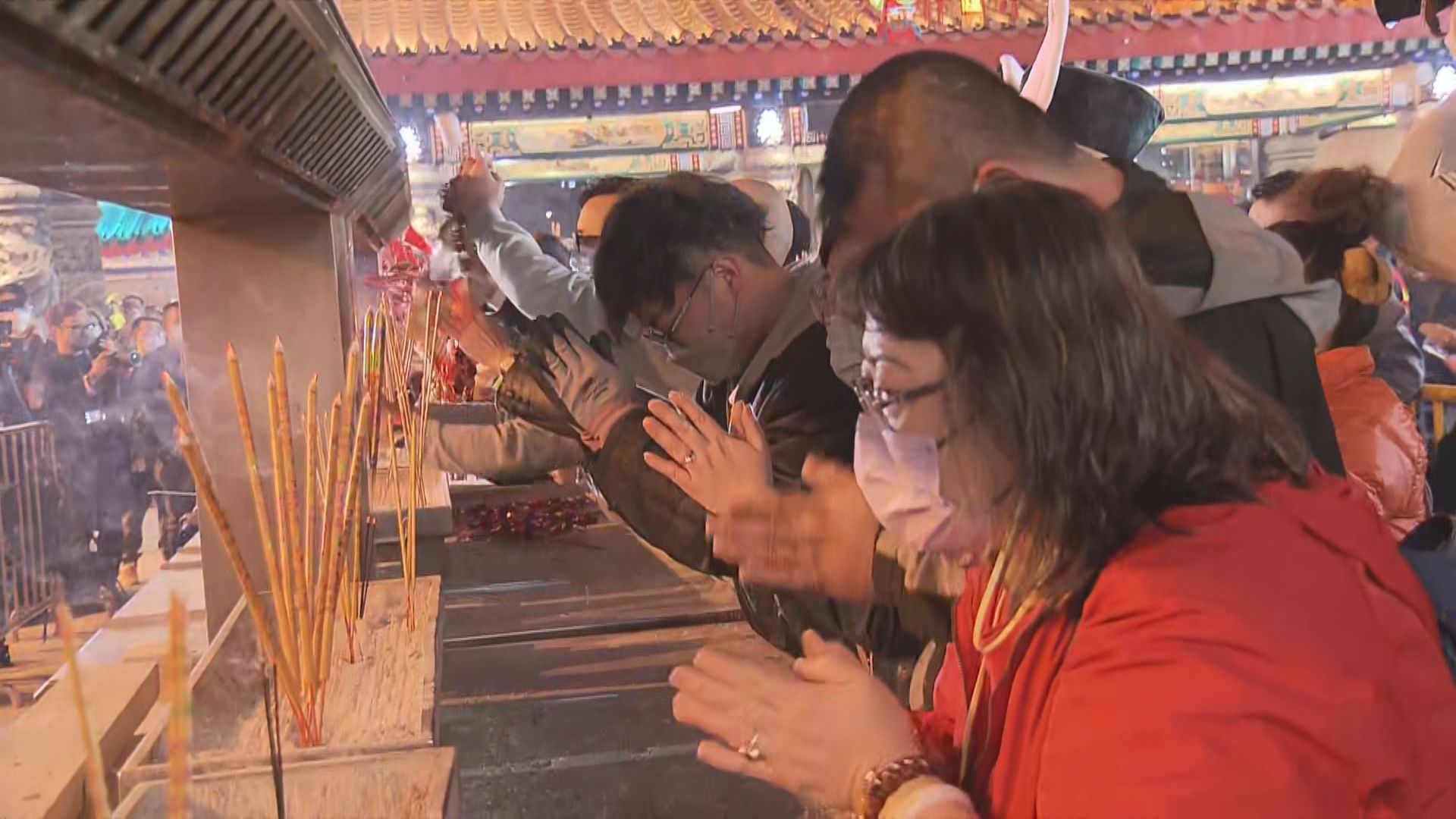 黃大仙祠復辦上頭炷香　善信趕子時上香祈求新年順利