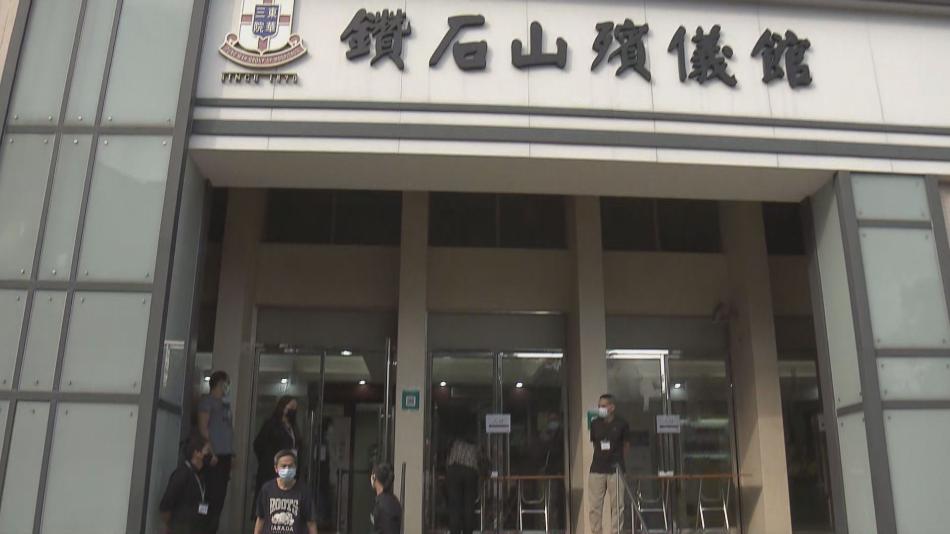 胡志偉父親晚上設靈　石禮謙田北辰致送花圈