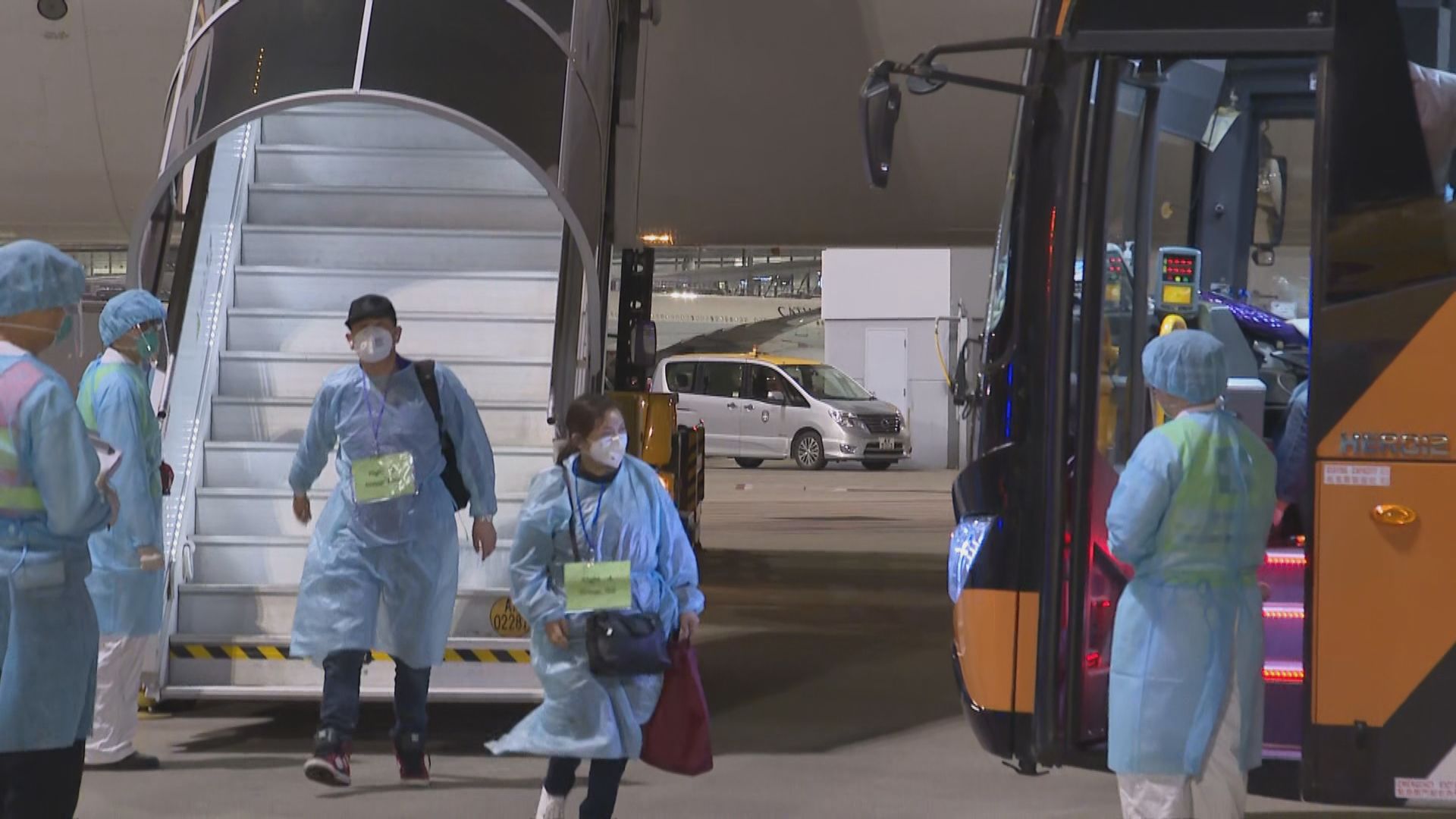 第四班武漢包機晚上九時許抵港