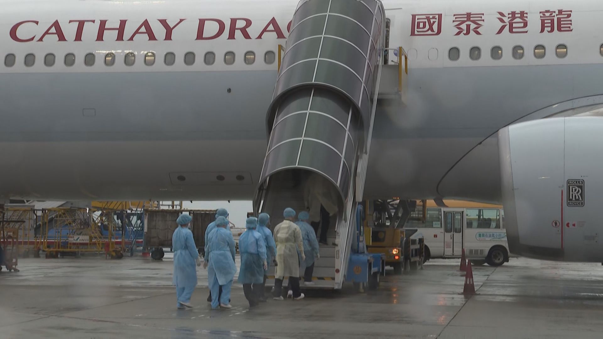 港府首班湖北包機傍晚抵港