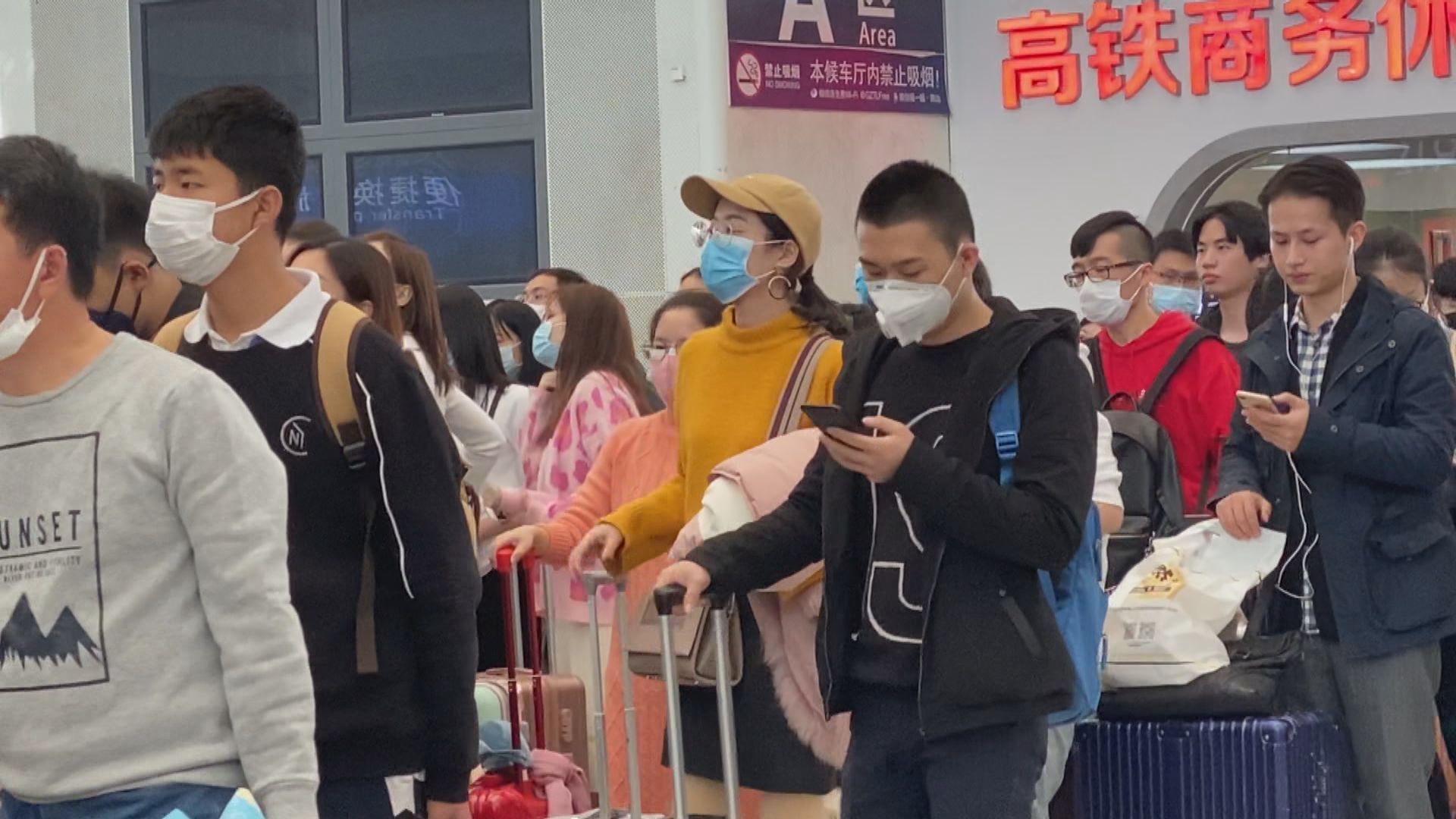 大部分在深圳乘搭高鐵往武漢乘客戴口罩