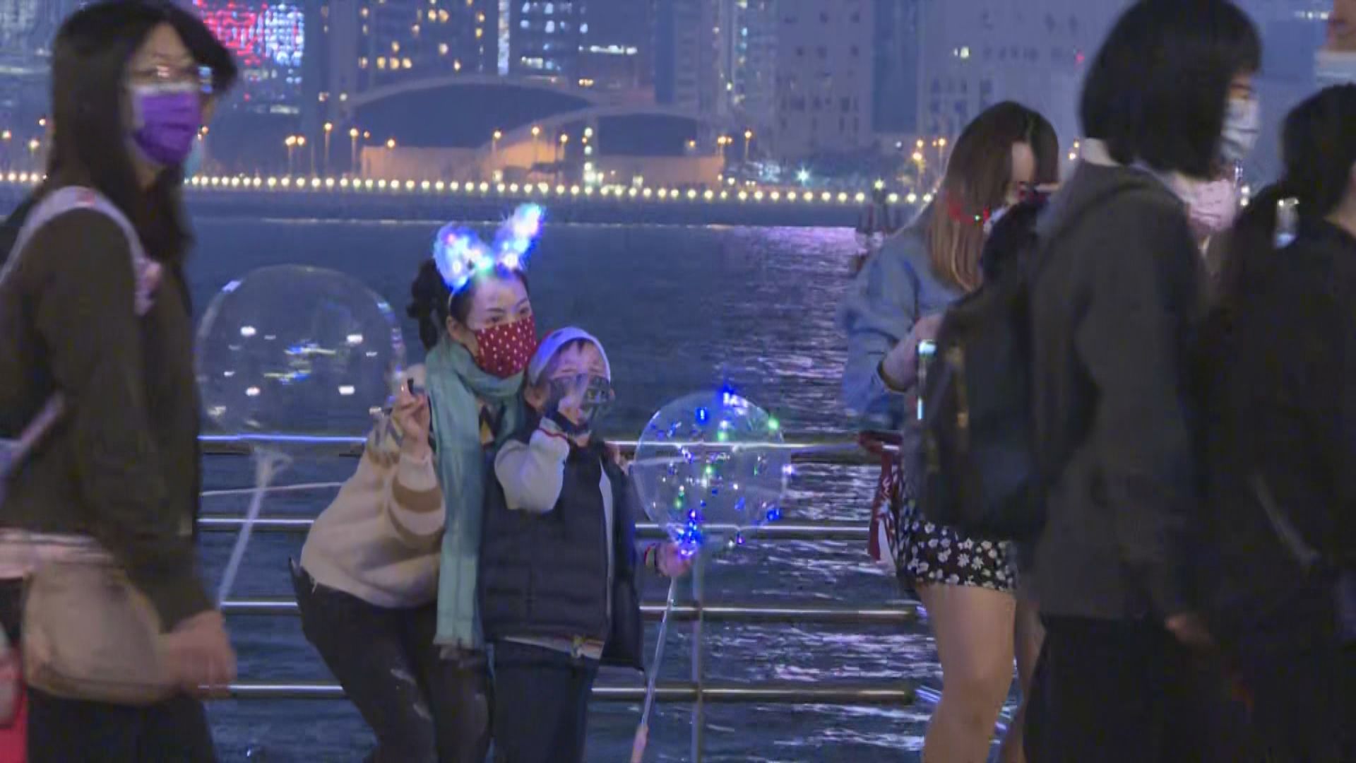 【疫情下平安夜】尖沙咀海旁有一家大小外出感節日氣氛