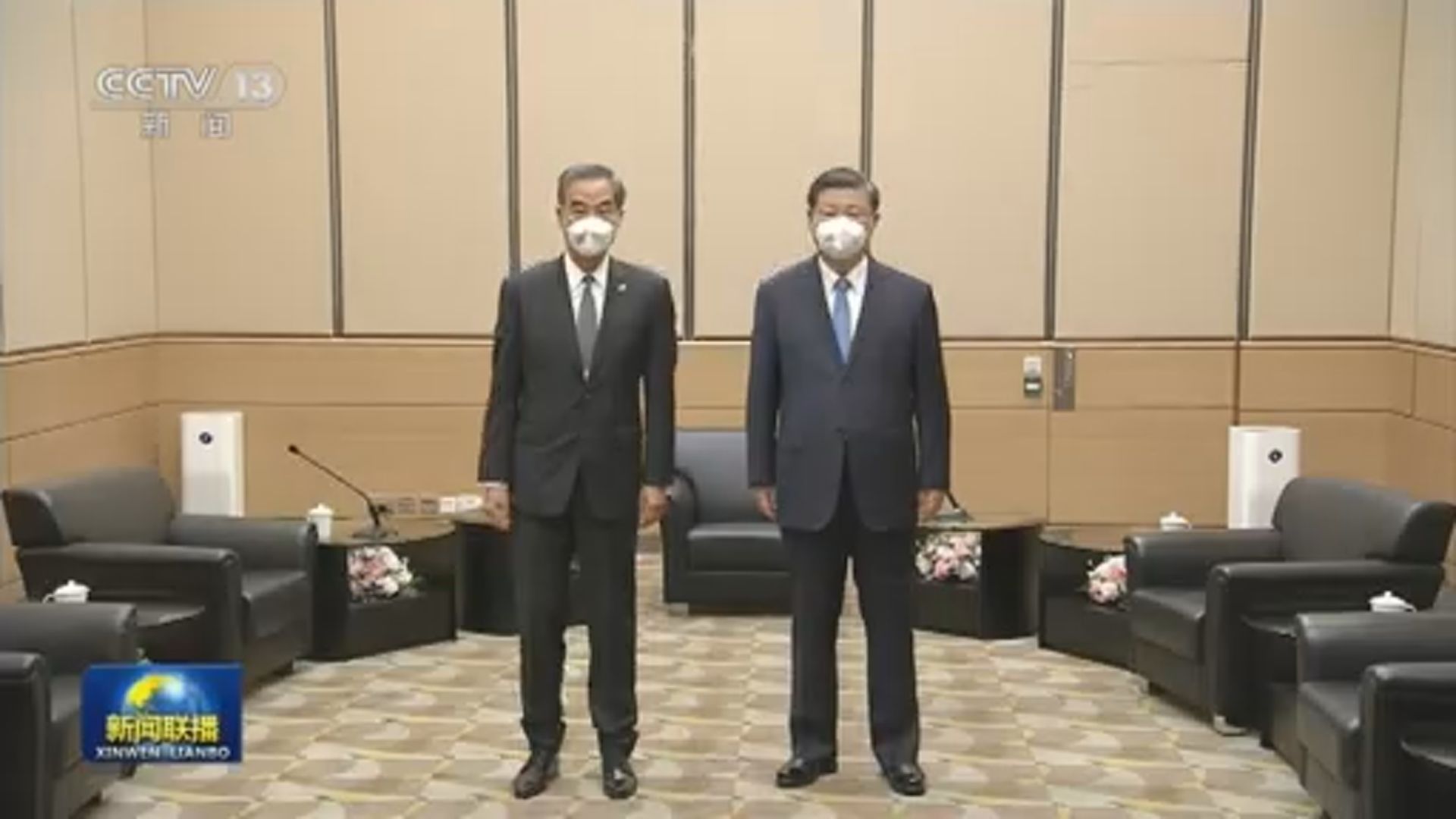 習近平冀梁振英支持新任特首及政府依法施政　委託有關方面轉達對董建華的問候