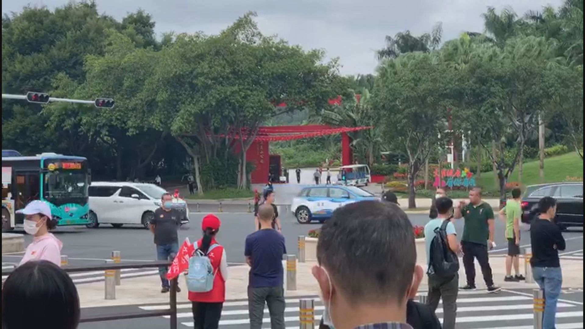 習近平到蓮花山公園向鄧小平銅像獻花