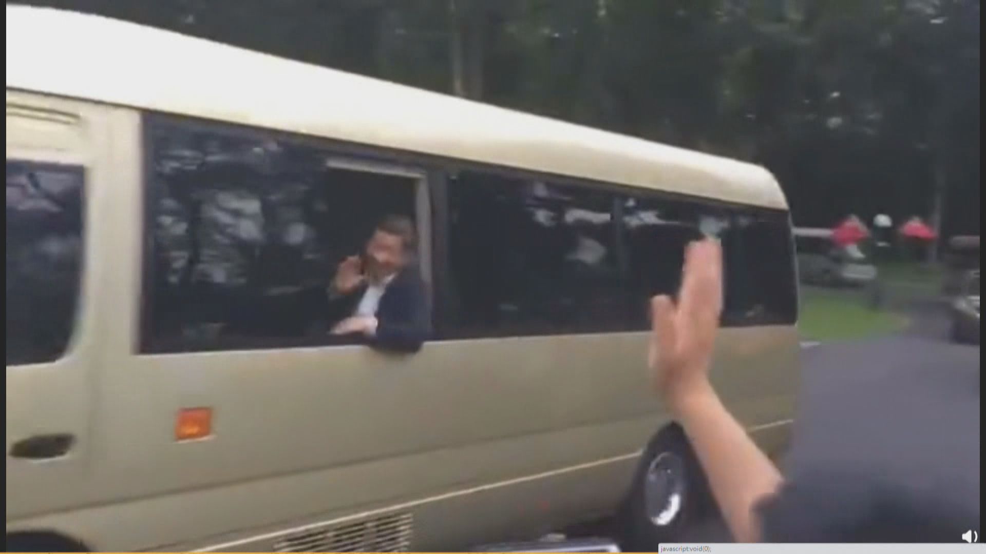 習近平到蓮花山公園獻花　有民眾手持國旗圍觀