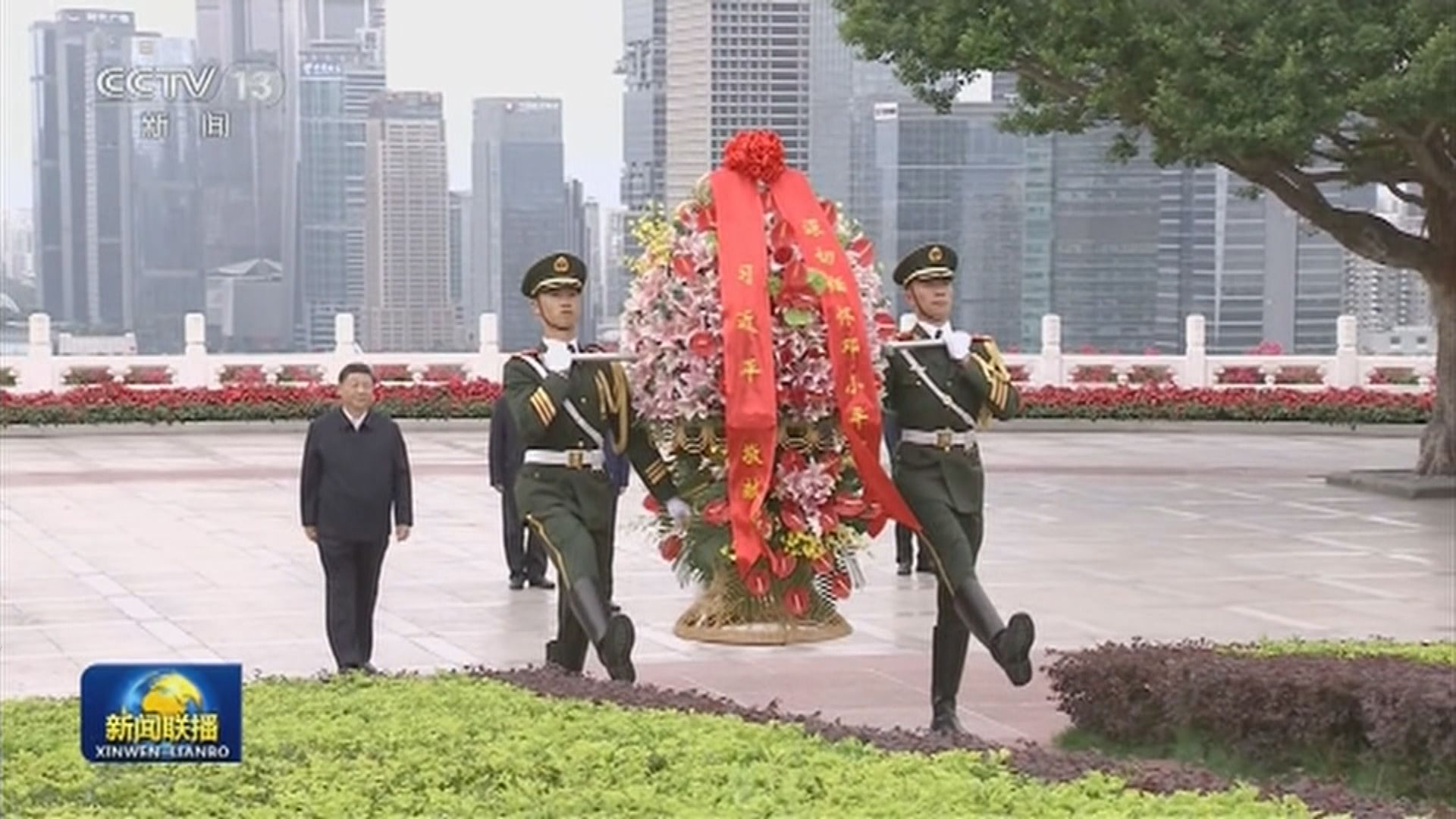 習近平到蓮花山公園獻花　離開時向現場民眾揮手