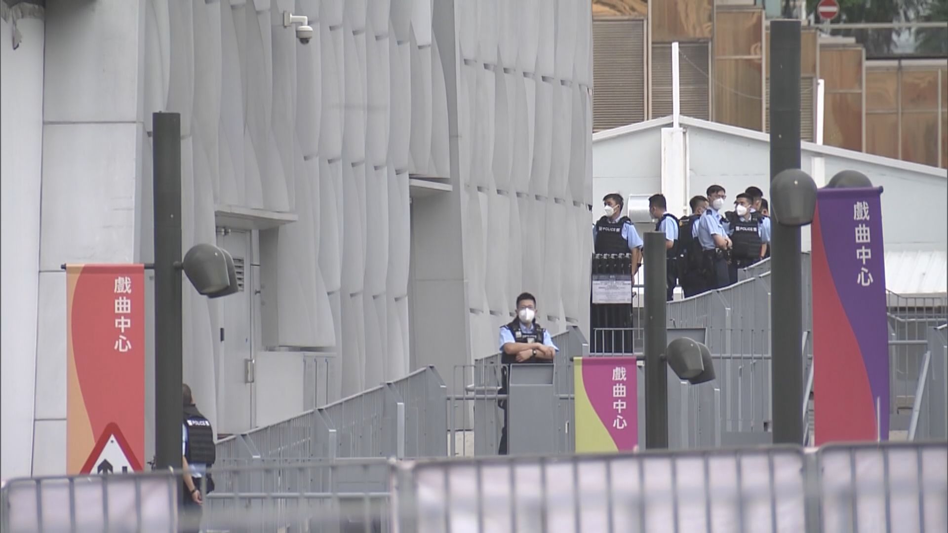 警方多處嚴密布防　設傳媒採訪區搜查記者隨身物品