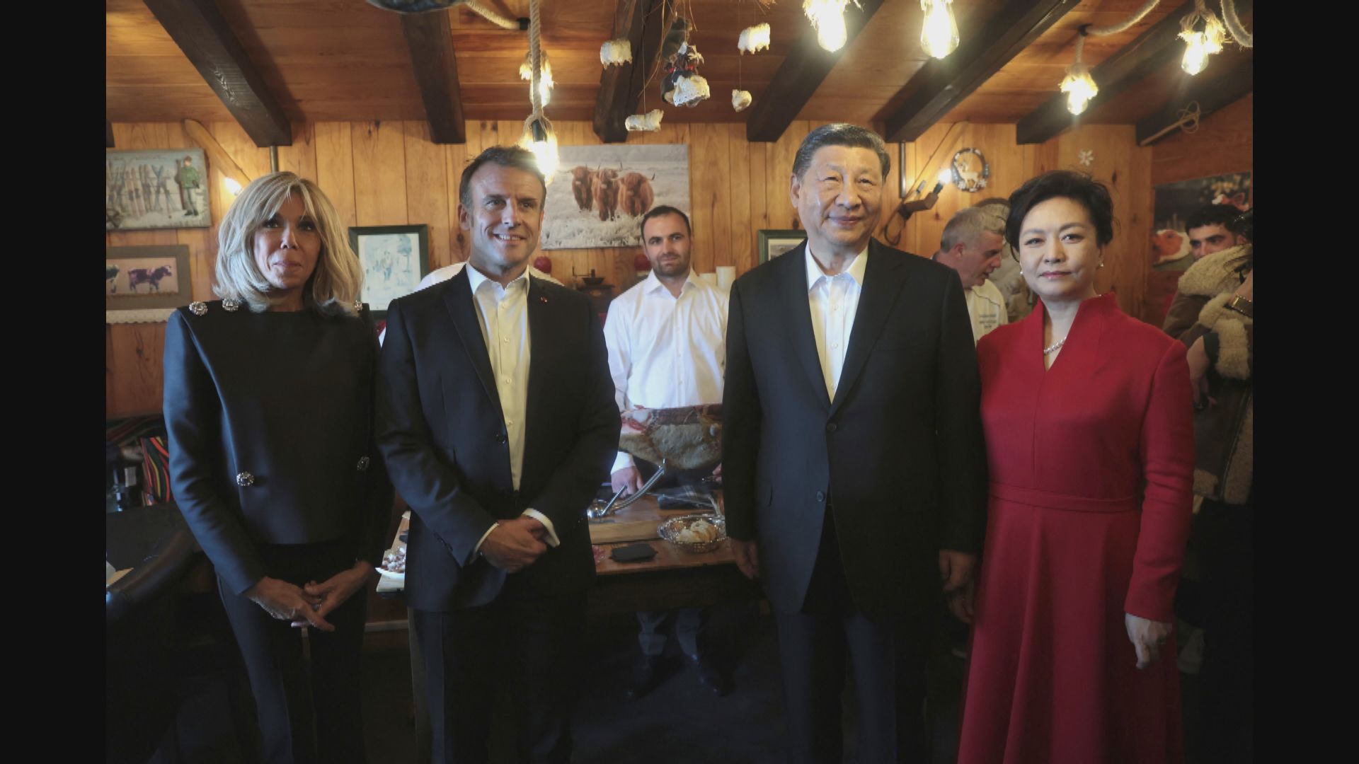 習近平與馬克龍在法國南部山區共晉午宴