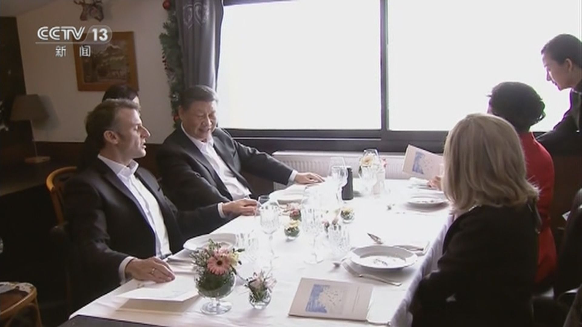 習近平與馬克龍在法國南部山區共晉午餐