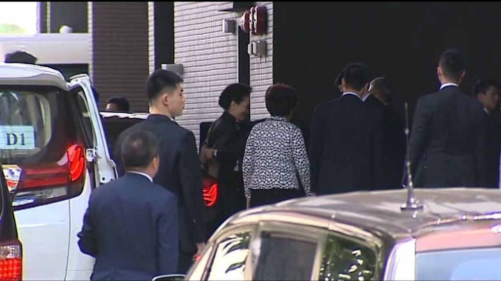 彭麗媛到黃竹坑安老院探訪