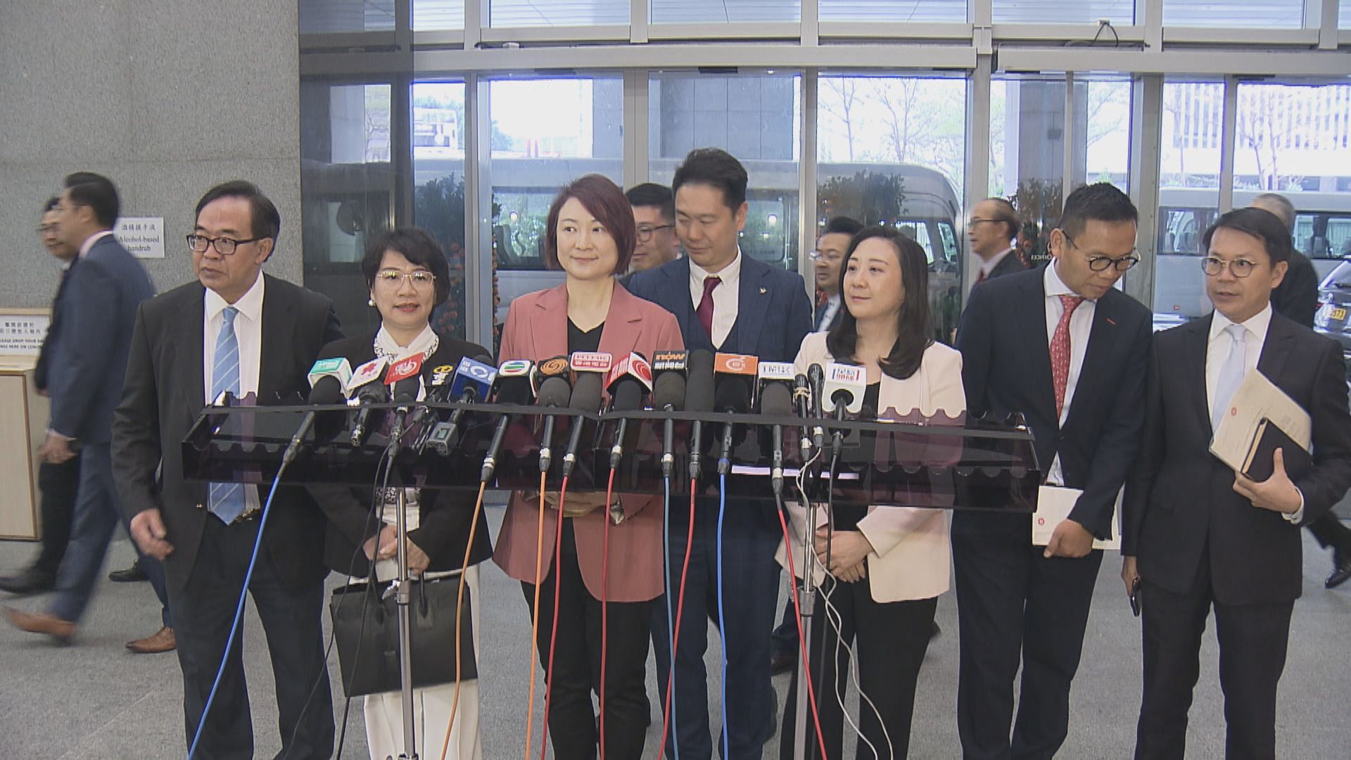 夏寶龍展開第二日訪港行程 早上政總與行會成員及立法會議員會面