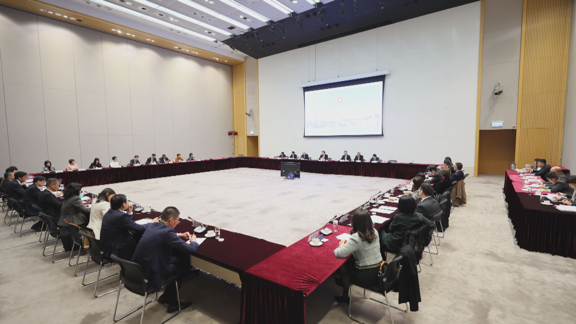 夏寶龍會見本地和外國商會代表提23條立法  商會認為法律與秩序對營商很重要