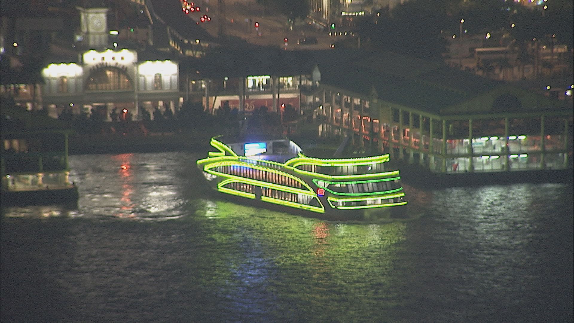 夏寶龍晚上登觀光船遊維港並於船內晚宴