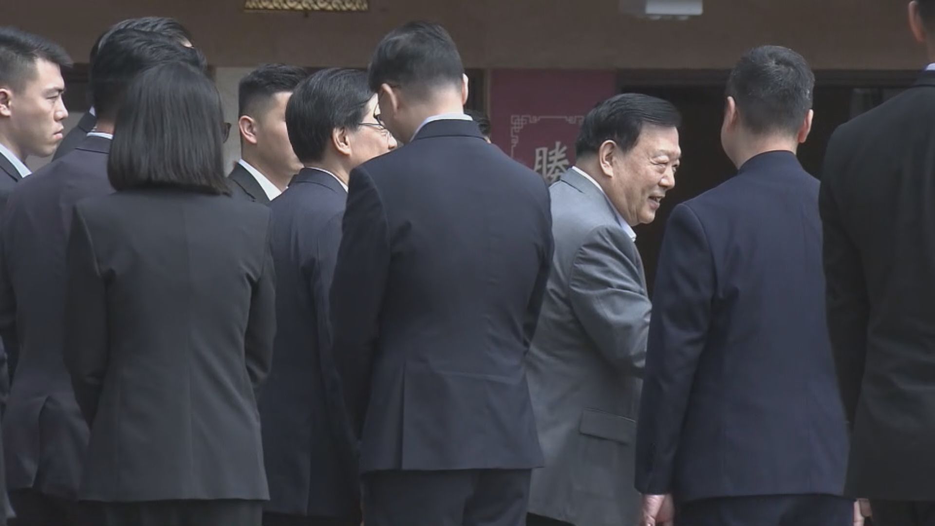 夏寶龍將軍澳飲早茶向茶客講恭喜發財 訪西貢區議會了解改制後運作