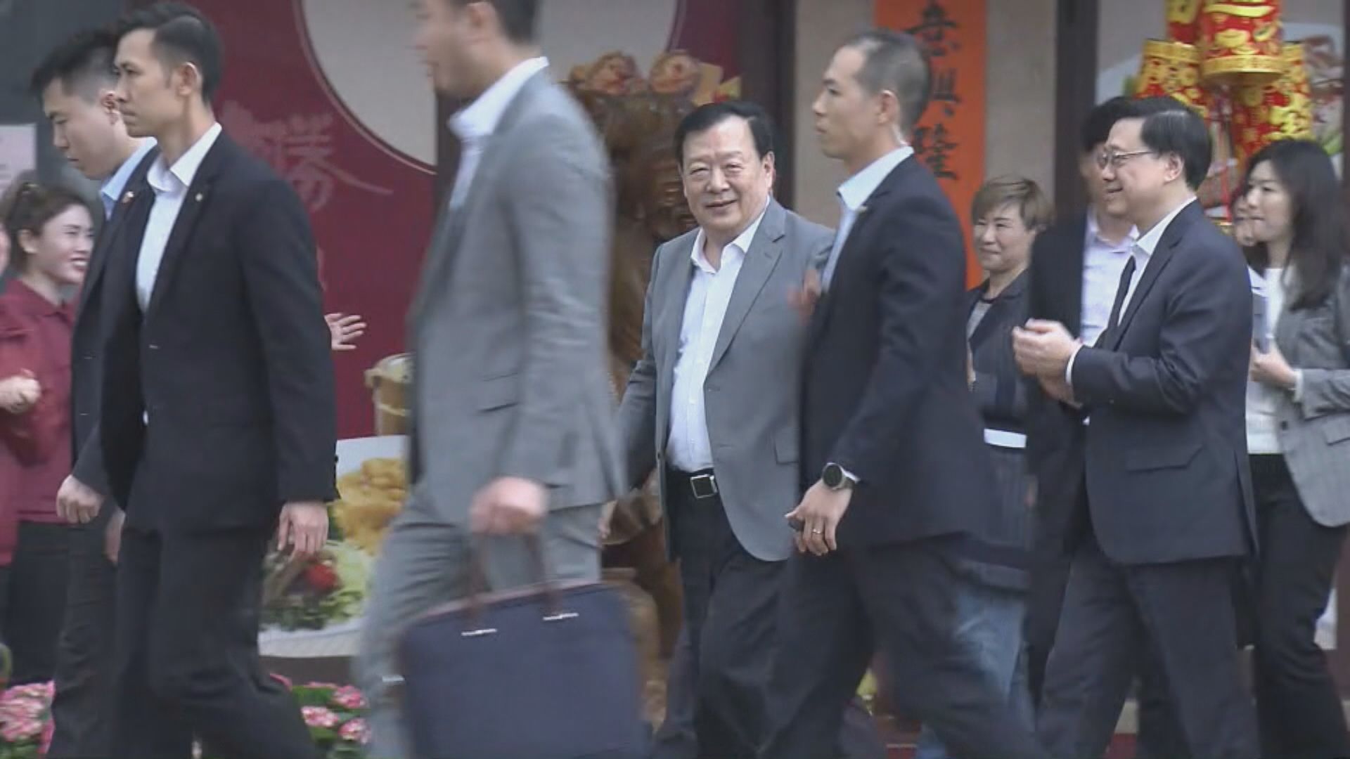 夏寶龍將軍澳飲早茶向茶客講恭喜發財 訪西貢區議會了解改制後運作