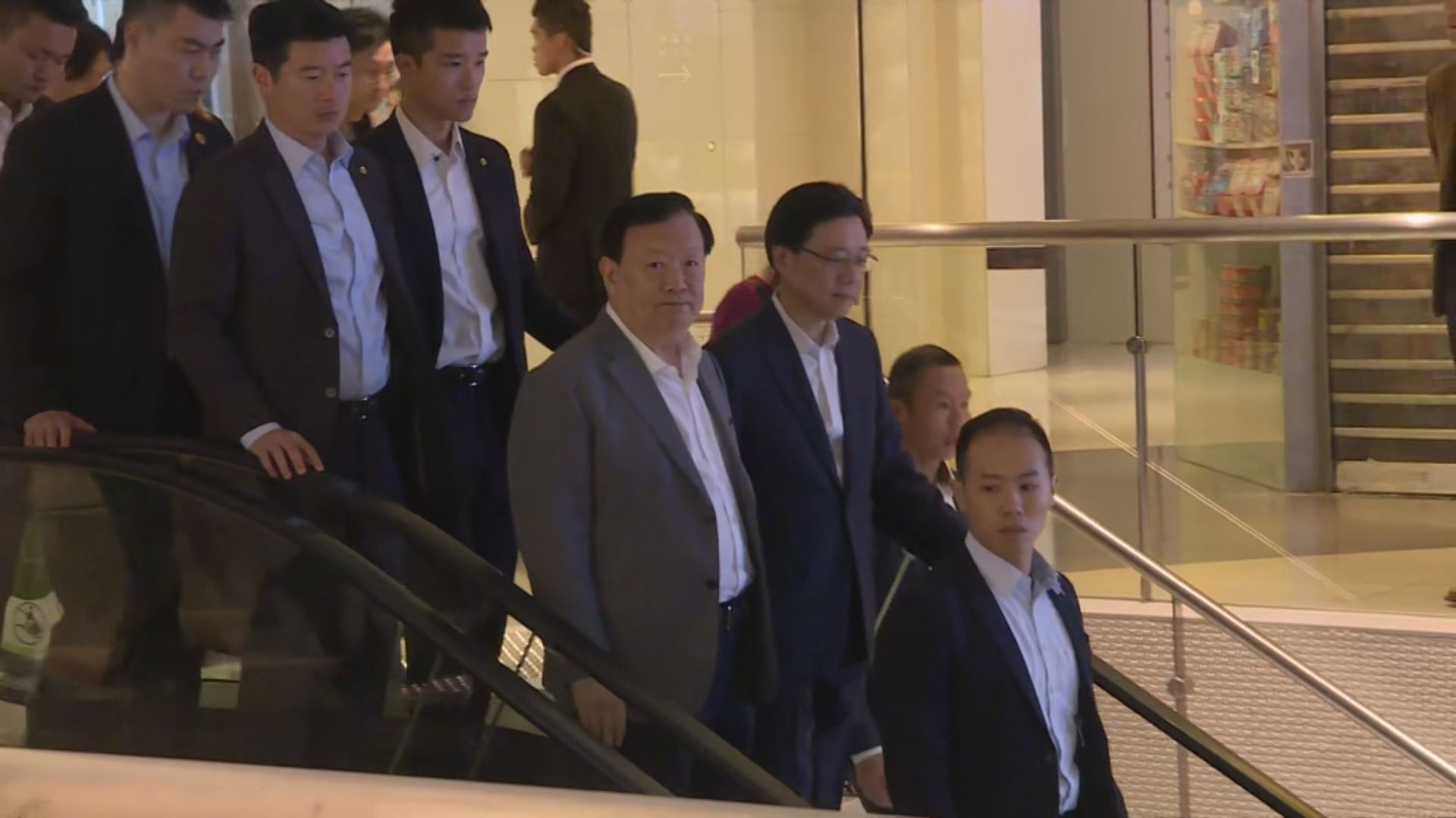 夏寶龍聯同李家超獅子山合照留念 與十八區區議會主席西貢海鮮午宴