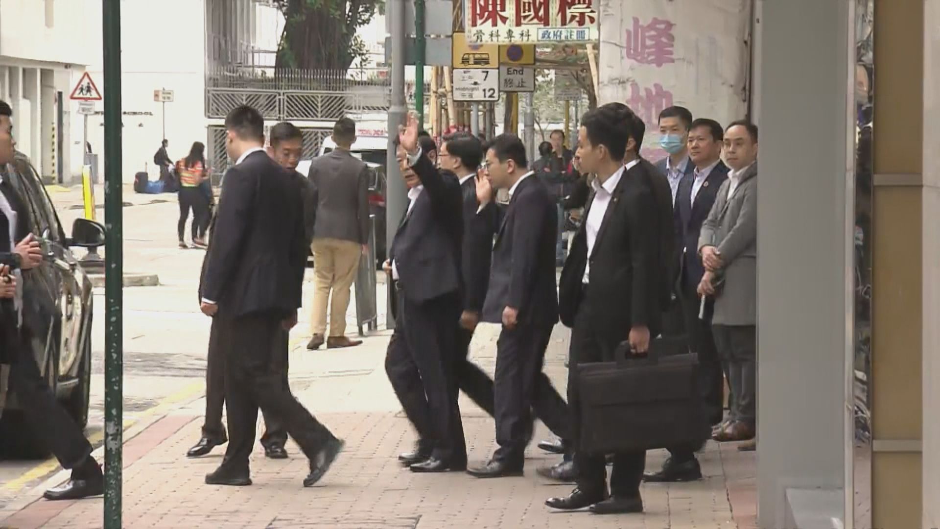 夏寶龍到黃大仙飲早茶及探訪深水埗社區客廳