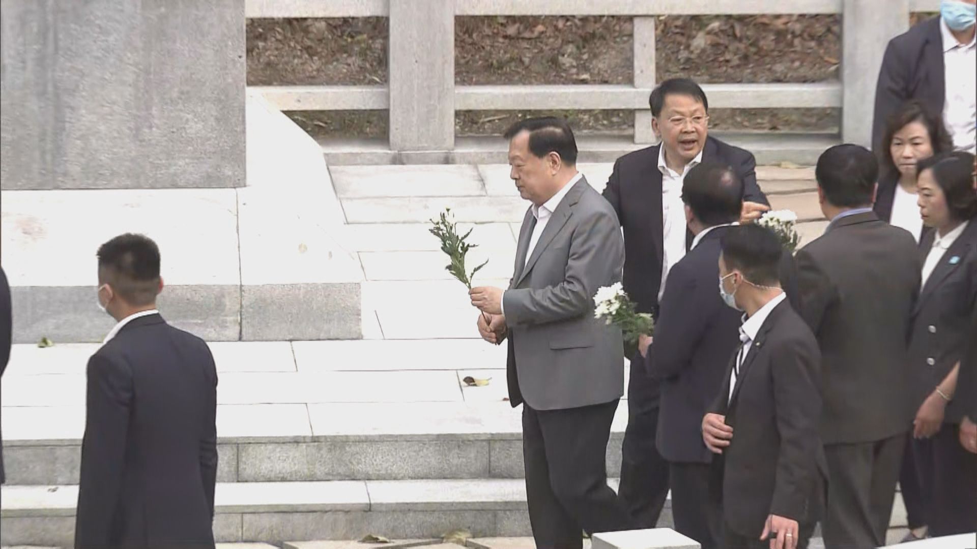 夏寶龍到烏蛟騰向抗日英烈紀念碑獻花