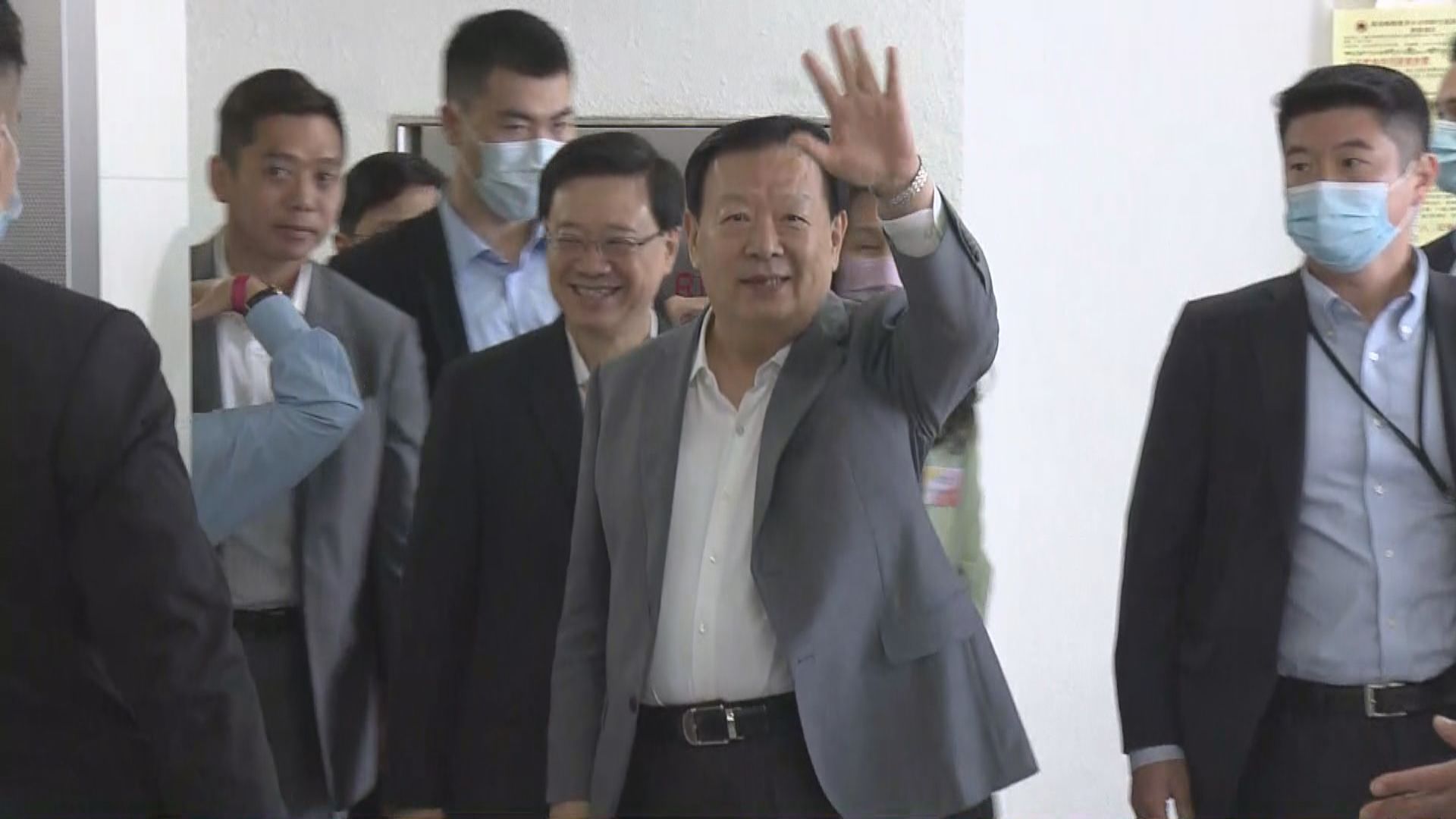 夏寶龍到酒樓吃早餐後　再到社區服務中心參觀