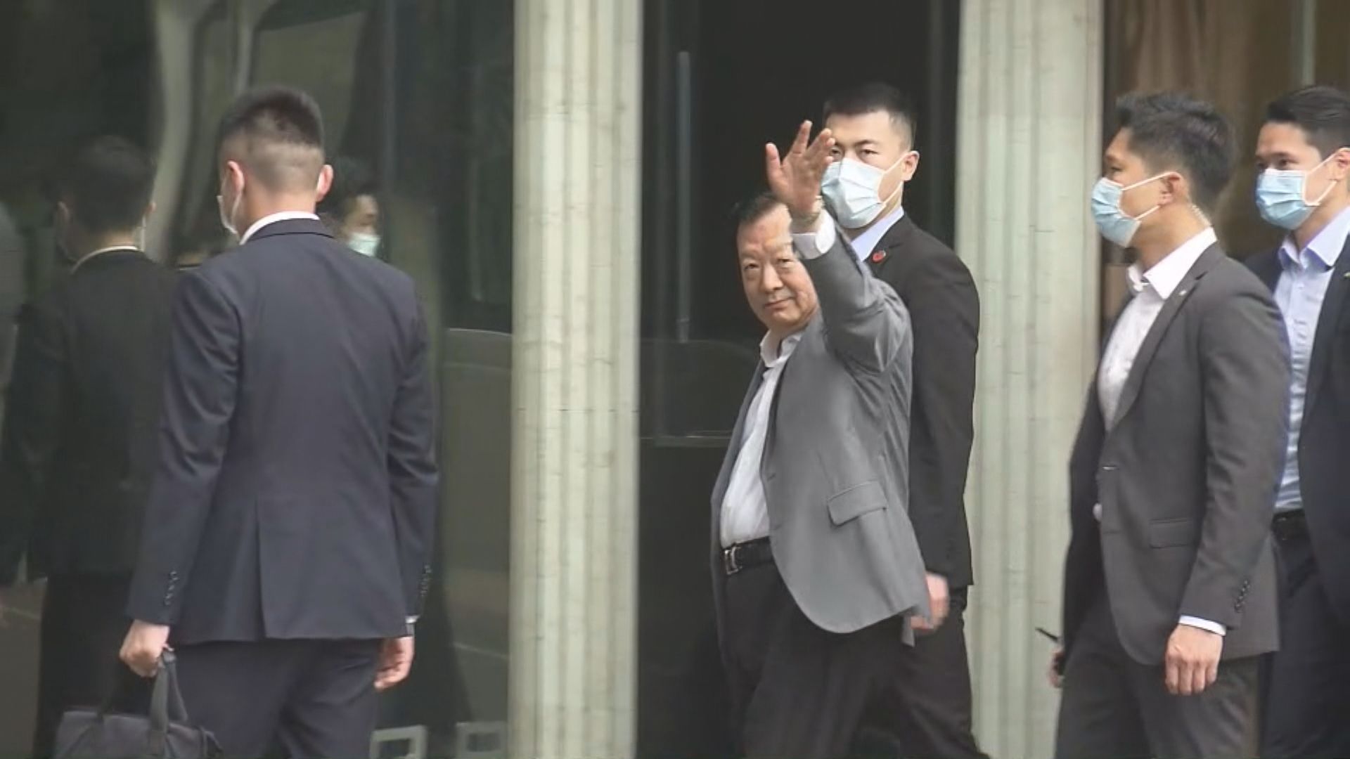 夏寶龍到酒樓吃早餐後　再到社區服務中心參觀