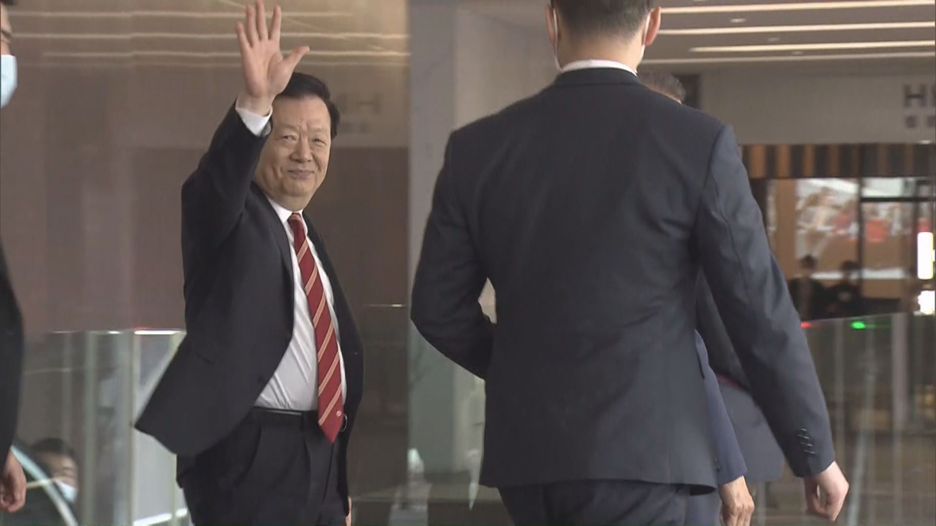 夏寶龍早上抵達港交所